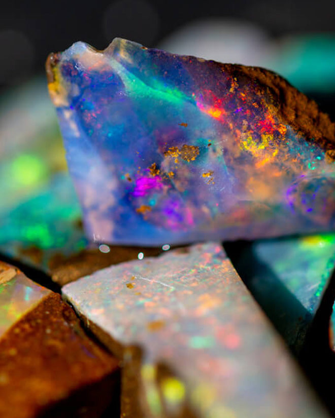 Opal Edelstein: Bunte Opale in ungeschliffener Art